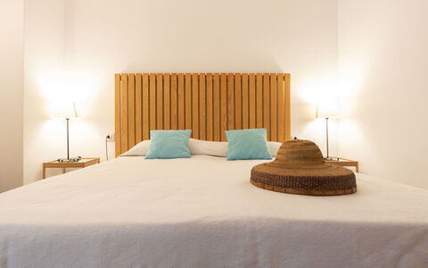 Torredembarra 160: Habitación, Cama, Habitación, Mueble, Propiedad, Marco De La Cama, Diseño De Interiores, Colchón, Sábana, Comodidad