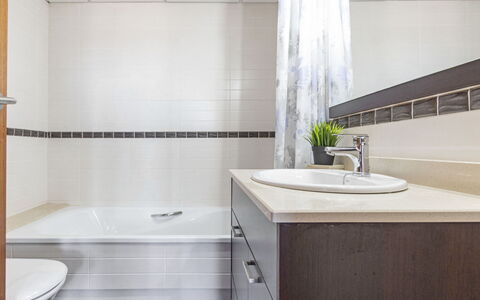 Oliveres: Baño, Loseta, Habitación, Propiedad, Grifo, Diseño De Interiores, Suelo, Pared, Bañera, Arquitectura