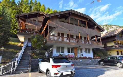 Villa Bellavista: Coche, Vehículo, Propiedad, Casa, Cielo, Edificio, Arquitectura, Techo, Bienes Raíces, Segmento D