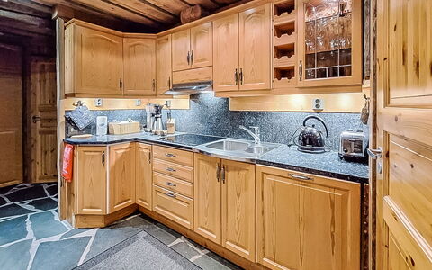 Kulta-Vuosseli a: Madera, Cocina, Casa, Gabinetes, Mostrador, Alacena, Manchas De Madera, Cajón, Madera Dura, Aparato De Cocina