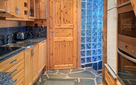 Kulta-Vuosseli a: Madera, Piso, Manchas De Madera, Gabinetes, Mostrador, Cocina, Arreglo De Tubería, Madera Dura, Material Natural, Lavabo