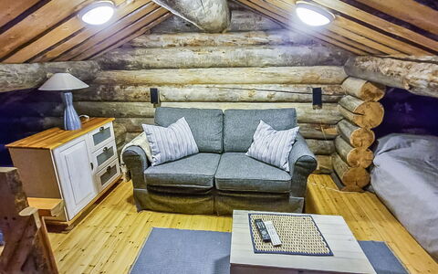 Kulta-Vuosseli a: Habitación, Cama, Sábana, Piso, Lecho, Suelo, Habitación, Mueble, Techo, Madera Dura