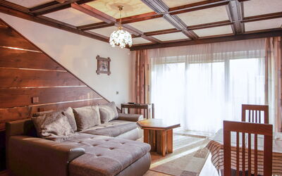Zander 60.3: Mueble, Habitación, Diseño De Interiores, Techo, Propiedad, Edificio, Haz, Sala, Pared, Suelo