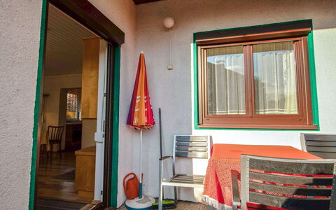 Laube: Propiedad, Habitación, Rojo, Casa, Edificio, Pared, Casa, Diseño De Interiores, Mueble, Arquitectura