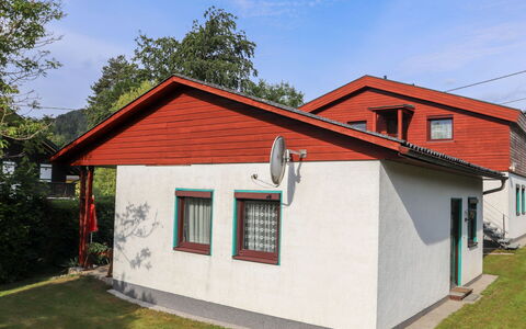 Laube: Cielo, Planta, Nube, Edificio, Ventana, Árbol, El Terreno Del Lote, Madera, Puerta, Barrio Residencial