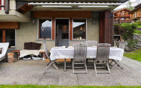 Praz 11: Mueble, Edificio, Mesa, Ventana, Silla, Planta, Sombra, Diseño De Interiores, Mueble Para Exteriores, Mesa Al Aire Libre