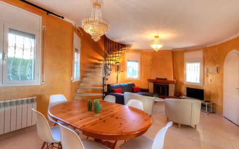 Villa Pasja: Habitación, Propiedad, Comedor, Edificio, Diseño De Interiores, Mueble, Mesa, Techo, Bienes Raíces, Casa