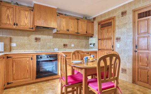 Villa Preciosa: Mueble, Habitación, Propiedad, Gabinetes, Cocina, Edificio, Suelo, Mostrador, Diseño De Interiores, Casa