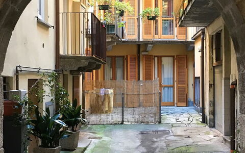 Sabina: Edificio, Planta, Ventana, Planta De Casa, Puerta, Madera, Barrio, Barrio Residencial, Maceta