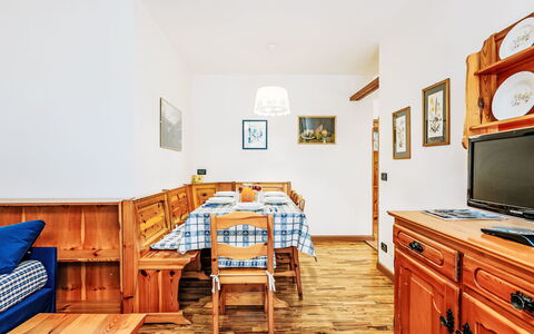 Condominio Val di Fassa: Mueble, Mesa, Gabinetes, Cajón, Edificio, Madera, Diseño De Interiores, Naranja, Marco, Casa