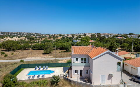 Casa Do Sol: Azul, Cielo, Barrio Residencial, Inmuebles, Piscina, Villa, Casa De Campo