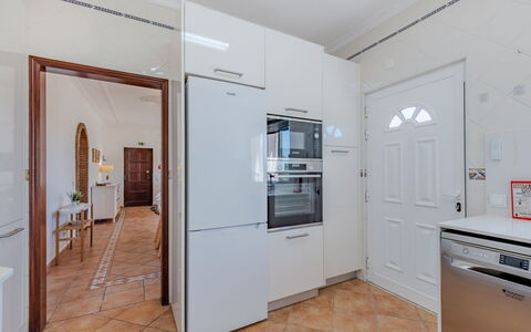 Casa Do Sol: Piso, Suelo, Madera, Diseño De Interiores, Electrodoméstico, Aparato De Cocina, Techo, Gabinetes, Cocina, Habitación