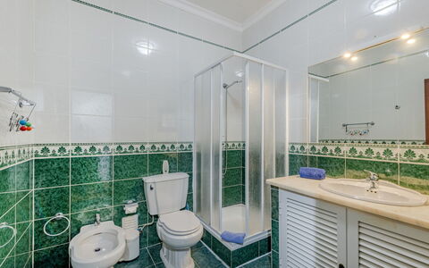 Casa Do Sol: Piso, Arreglo De Tubería, Suelo, Diseño De Interiores, Baño, Lavabo, Lavabo Del Baño, Loseta, Asiento Del Baño, Plomería