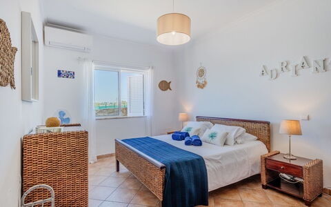Casa Do Sol: Mueble, Habitación, Suelo, Cama, Casa, Departamento, Marco De La Cama, Lecho, Sábana, Techo