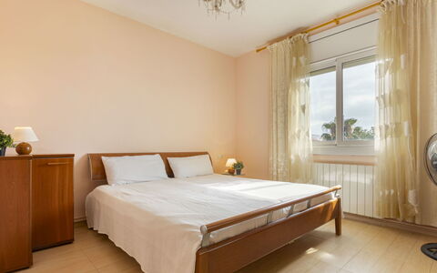 Regina: Habitación, Mueble, Cama, Habitación, Colchón, Propiedad, Sábana, Suelo, Diseño De Interiores, Marco De La Cama
