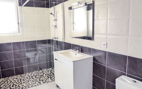 Philibert: Baño, Propiedad, Habitación, Loseta, Diseño De Interiores, Pared, Suelo, Arquitectura, Bienes Raíces, Edificio