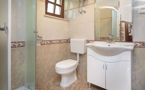 Lišera: Baño, Propiedad, Habitación, Arreglo De Tubería, Diseño De Interiores, Arquitectura, Pared, Suelo, Accesorio De Baño, Bienes Raíces