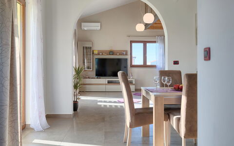 Linden Tree: Habitación, Propiedad, Edificio, Mueble, Diseño De Interiores, Casa, Arco, Mesa, Arquitectura, Suelo