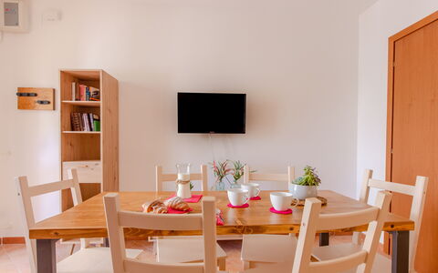 Villa Orchidea: Habitación, Comedor, Mueble, Propiedad, Mesa, Diseño De Interiores, Casa, Edificio, Melocotón, Silla