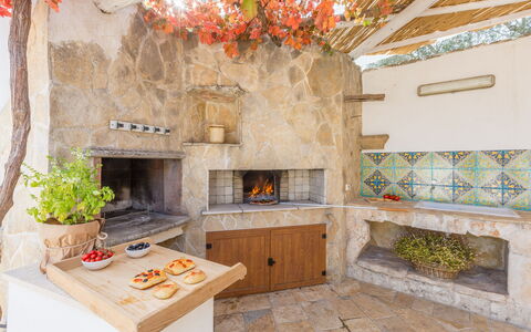 Trullo Suenn Con Piscina: Propiedad, Habitación, Diseño De Interiores, Edificio, Casa, Mueble, Bienes Raíces, Sala, Cocina, Suelo