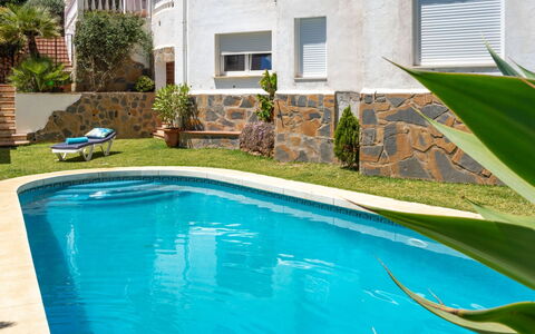 Villa Juna: Agua, Planta, Ventana, Edificio, Azur, Piscina, Cuerpo De Agua, Hierba, Ocio, Paisaje