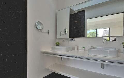 Villa Noalou: Espejo, Grifo, Arreglo De Tubería, Lavabo, Lavabo Del Baño, Edificio, Baño, Mueble De Baño, Diseño De Interiores