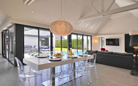 Villa Noalou: Mesa, Mueble, Propiedad, Mostrador, Cocina, Sofá, Madera, Diseño De Interiores, Silla, Suelo