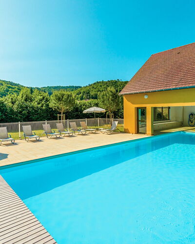 Montignac 651: Cielo, Edificio, Agua, Propiedad, Piscina, Azul, Planta, Azur, Verde, Sombra