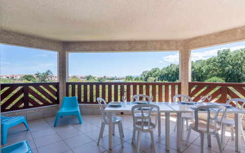 Presqu'île de la Lagune: Mesa, Mueble, Cielo, Propiedad, Sombra, Mesa Al Aire Libre, Planta, Árbol, Mueble Para Exteriores, Silla