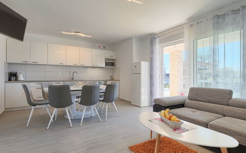 Villa Zirdum: Habitación, Mueble, Propiedad, Diseño De Interiores, Edificio, Sala, Suelo, Casa, Mesa, Pared