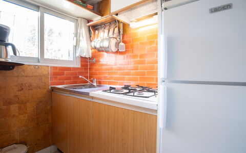 Port Camargue 510: Edificio, Gabinetes, Aparato De Cocina, Cocina, Mostrador, Ventana, Grifo, Madera, Estufa De Cocina, Casa
