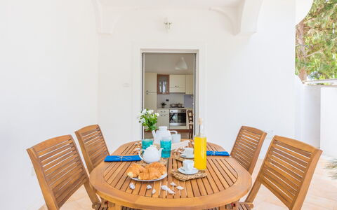 Villetta Ferreri: Propiedad, Habitación, Mueble, Bienes Raíces, Mesa, Casa, Edificio, Diseño De Interiores, Comedor, Silla