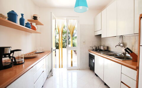 Villa Irene: Habitación, Propiedad, Mostrador, Cocina, Mueble, Diseño De Interiores, Edificio, Casa, Gabinetes, Suelo