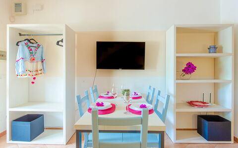 Villa Mezzaluna: Habitación, Mueble, Estante, Rosado, Diseño De Interiores, Mesa, Estantería, Casa, Suelo, Sala