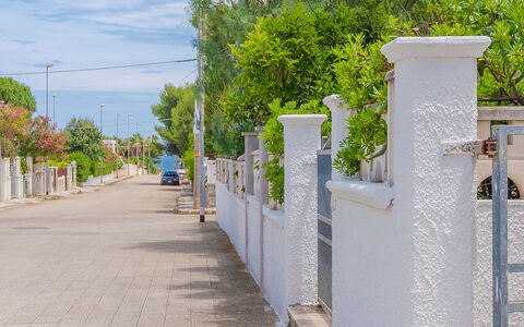 Villa Mezzaluna: Pared, Árbol, Espacio Publico, Barrio Residencial, Barrio, Acera, Cerca, Arquitectura, Pasarela, La Carretera