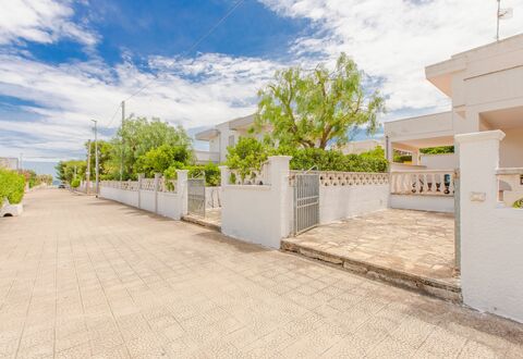 Villa Mezzaluna: Propiedad, Bienes Raíces, Barrio Residencial, Edificio, Casa, Cielo, Casa, Arquitectura, Habitación, Árbol