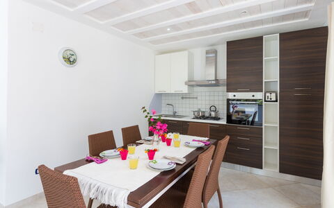 Casa Bianca: Habitación, Propiedad, Mueble, Diseño De Interiores, Comedor, Edificio, Mesa, Casa, Bienes Raíces, Suelo