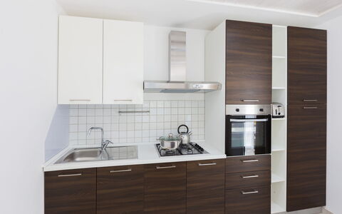 Casa Bianca: Gabinetes, Mueble, Habitación, Cocina, Propiedad, Mostrador, Alacena, Diseño De Interiores, Cajón, Propiedad Material