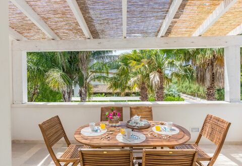 Casa Bianca: Propiedad, Habitación, Techo, Diseño De Interiores, Casa, Bienes Raíces, Edificio, Mueble, Casa, Mesa