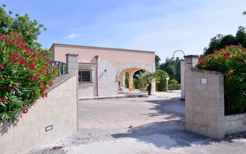 Villa Lidia Con Piscina: Propiedad, Edificio, Casa, Bienes Raíces, Hacienda, Arquitectura, Casa, Árbol, Inmuebles, Villa