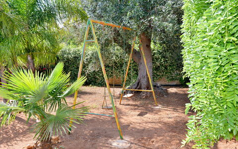 Villa Lidia Con Piscina: Árbol, Vegetación, Planta, Botánica, Planta Terrestre, Biome, Plantas Leñosas, Palmera, Familia De Las Gramíneas, Arecales