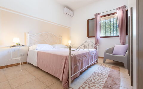 Villa Lidia Con Piscina: Habitación, Habitación, Cama, Mueble, Propiedad, Sábana, Diseño De Interiores, Marco De La Cama, Suelo, Suite