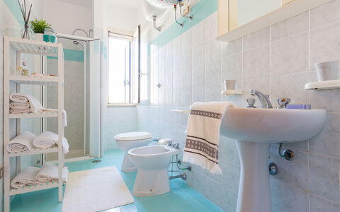 Appartamento Panorama Sul Mare: Baño, Habitación, Propiedad, Azul, Turquesa, Asiento Del Baño, Arreglo De Tubería, Bañera, Diseño De Interiores, Loseta