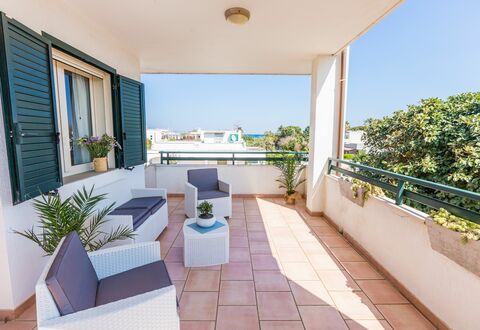 Appartamento Panorama Sul Mare: Propiedad, Edificio, Bienes Raíces, Casa, Habitación, Casa, Balcón, Diseño De Interiores, Mueble, Arquitectura