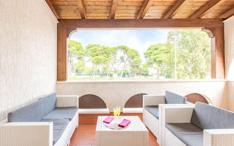 Prato Inglese Sinistro: Propiedad, Sofá, Madera, Sombra, Cielo, Diseño De Interiores, Sala, Árbol, Planta, Suelo