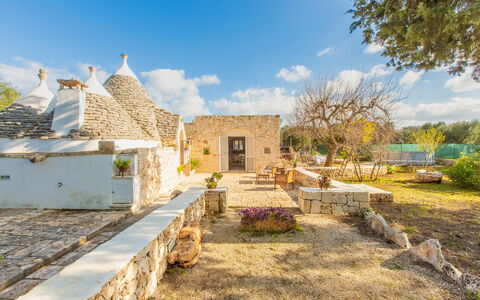 Trullo Con Piscina Per Bambini: Cielo, Nube, Planta, Edificio, Árbol, Cabaña, Paisaje, Ventana, Barrio Residencial, Techo