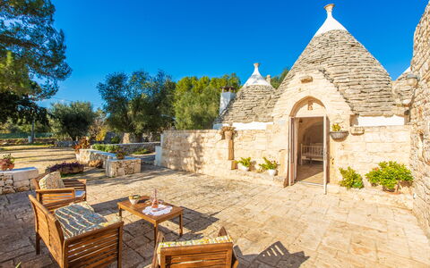 Trullo Con Piscina Per Bambini: Cielo, Planta, Mueble, Propiedad, Edificio, Mesa, Árbol, Silla, Mueble Para Exteriores, Cabaña