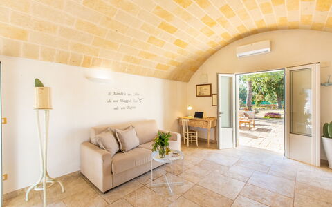 Trullo Con Piscina Per Bambini: Mueble, Propiedad, Planta, Planta De Casa, Silla, Diseño De Interiores, Comodidad, Madera, Sofá, Mesa