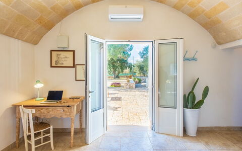 Trullo Con Piscina Per Bambini: Planta, Edificio, Mueble, Planta De Casa, Ventana, Mesa, Madera, Maceta, Diseño De Interiores, Puerta