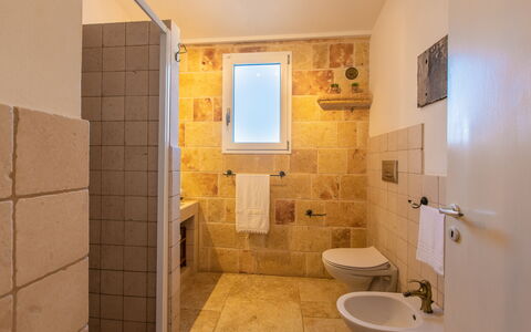 Trullo Con Piscina Per Bambini: Propiedad, Arreglo De Tubería, Lavabo, Grifo, Baño, Lavabo Del Baño, Edificio, Púrpura, Diseño De Interiores